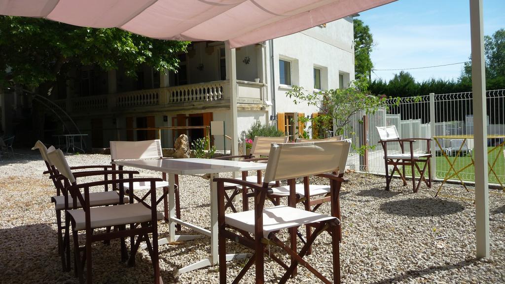 Hôtel Restaurant Le Colombier Remoulins Exterior foto